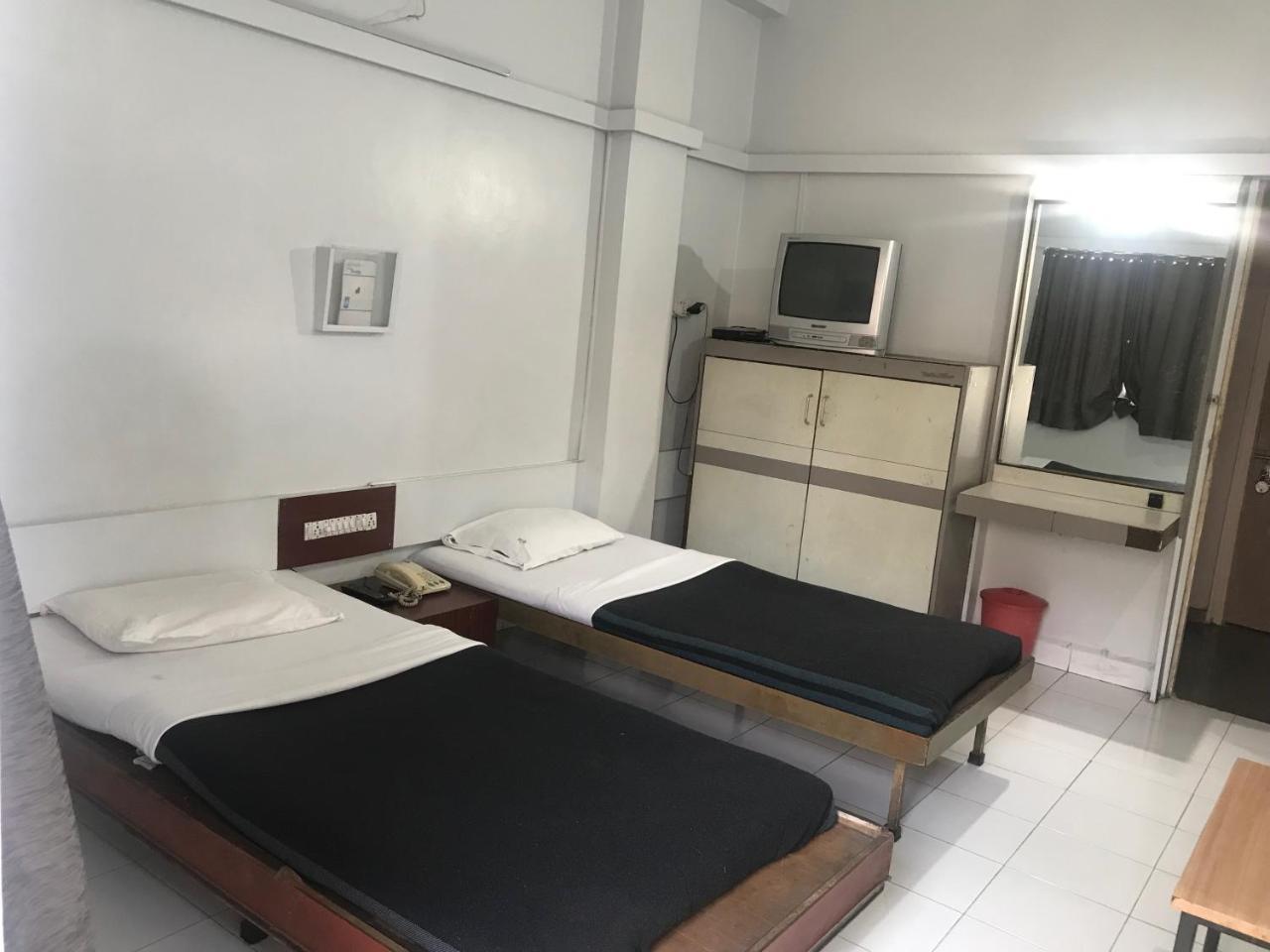 Maurya Residency Hotel Pune Bagian luar foto