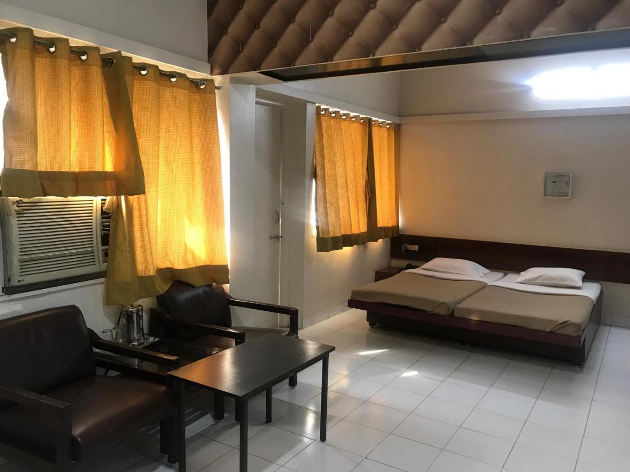 Maurya Residency Hotel Pune Bagian luar foto