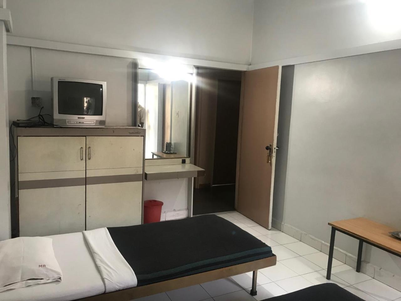 Maurya Residency Hotel Pune Bagian luar foto
