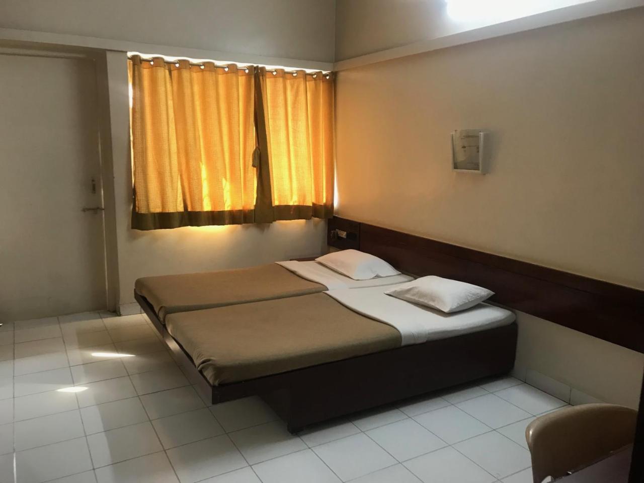 Maurya Residency Hotel Pune Bagian luar foto